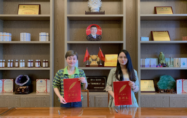 祝賀江西撫州市潘女士成功簽約翌芙萊加盟商！