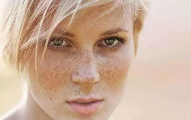 老年斑是怎么形成的，老年斑是體內毒素過多嗎？